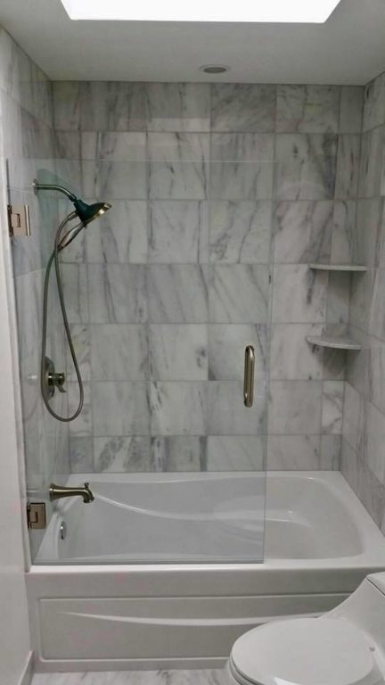 Bathtub with frameless glass door